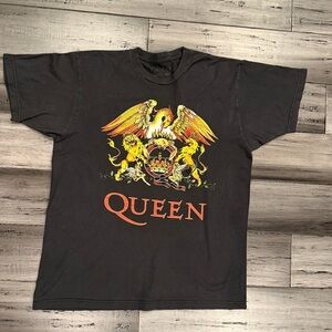VINTAGE Queen Grey Tee with Vibrant Graphic